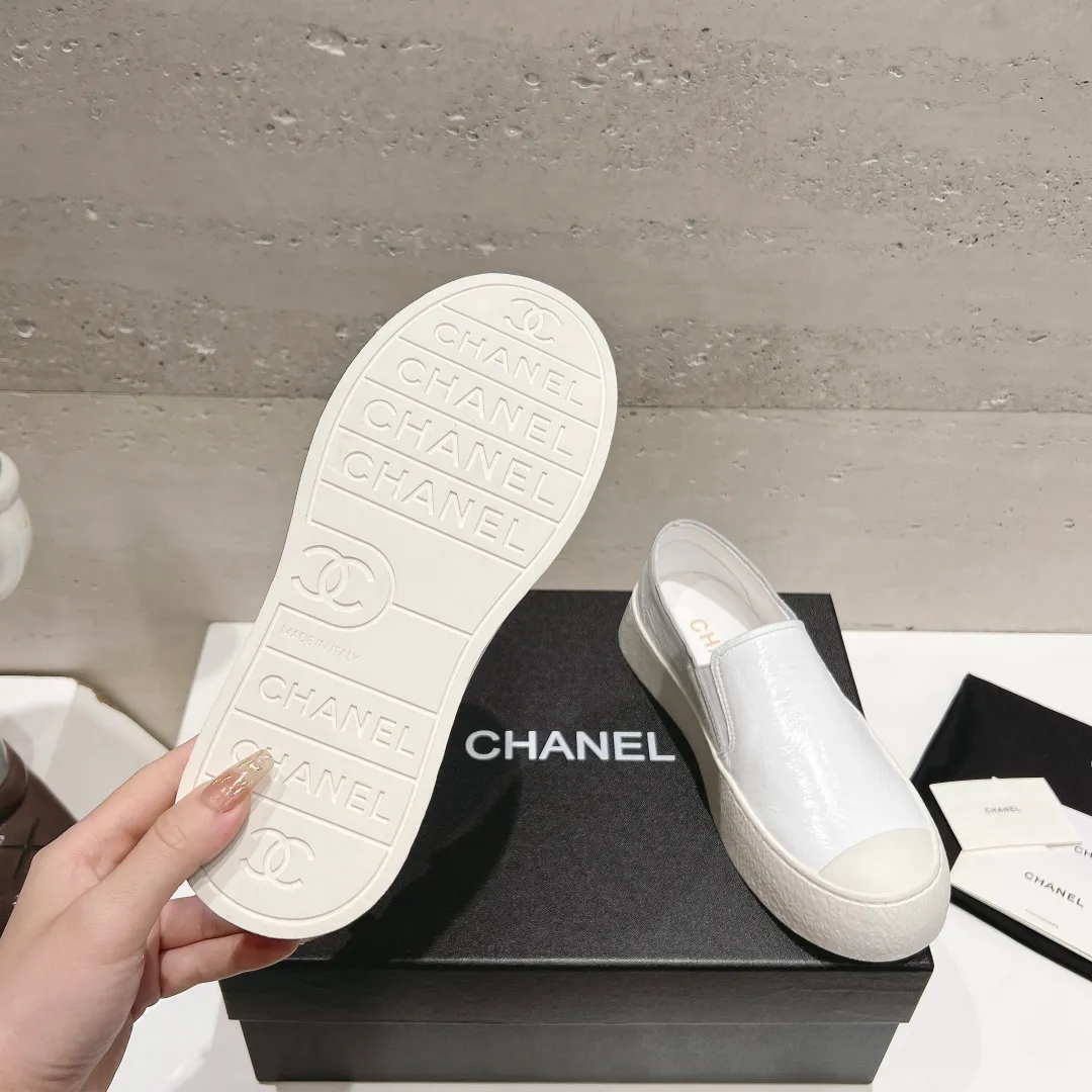 👟👟Ex-factory price 440👟👟 Top version Chanel Chanel 24 latest model full leather panda color white shoes casual sports shoes skateboard shoes original purchase and development production Xiaoxiang C Home Another super popular item in the counter, loved by Internet celebrity bloggers and sisters, and various praises on social platforms. It is very popular, has a high texture, is breathable and super spring and summer. Seeing this issue always arouses the inner desire of girls for fashion. The latest suede material, classic black and white color, full of fashionable feeling on the feet, easy to care for. Fabric: Original customized imported cowhide material. Lining: Customized soft sheepskin lining. Sole: Original molded TPU non-slip outsole. Bottom thickness: 2.5CM. Size: Women's size 35-40 (custom-made sizes 40 are non-refundable)